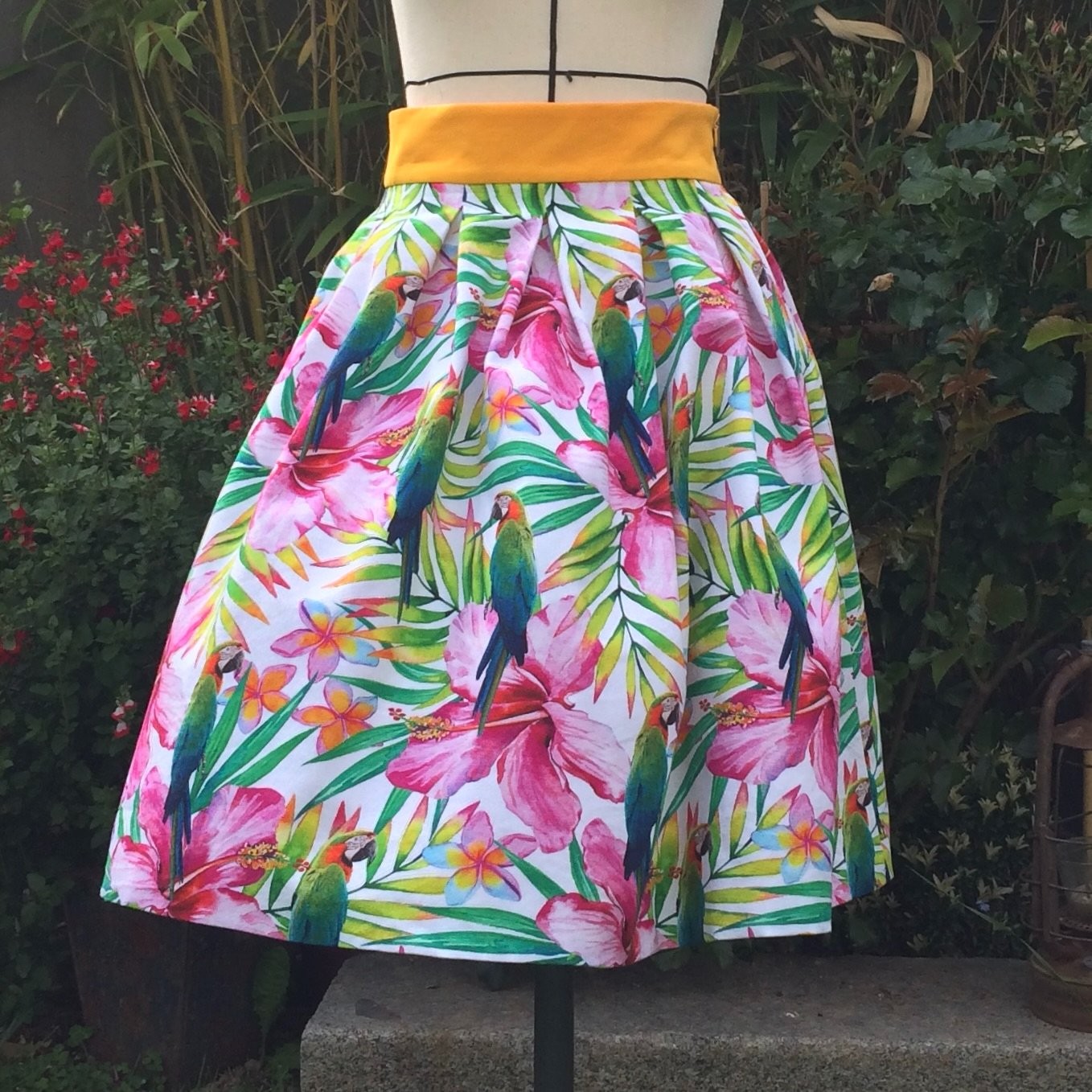 Jupe à plis creux, tissu toile de coton imprimé, imprimé fleuri. Ceinture taille haute